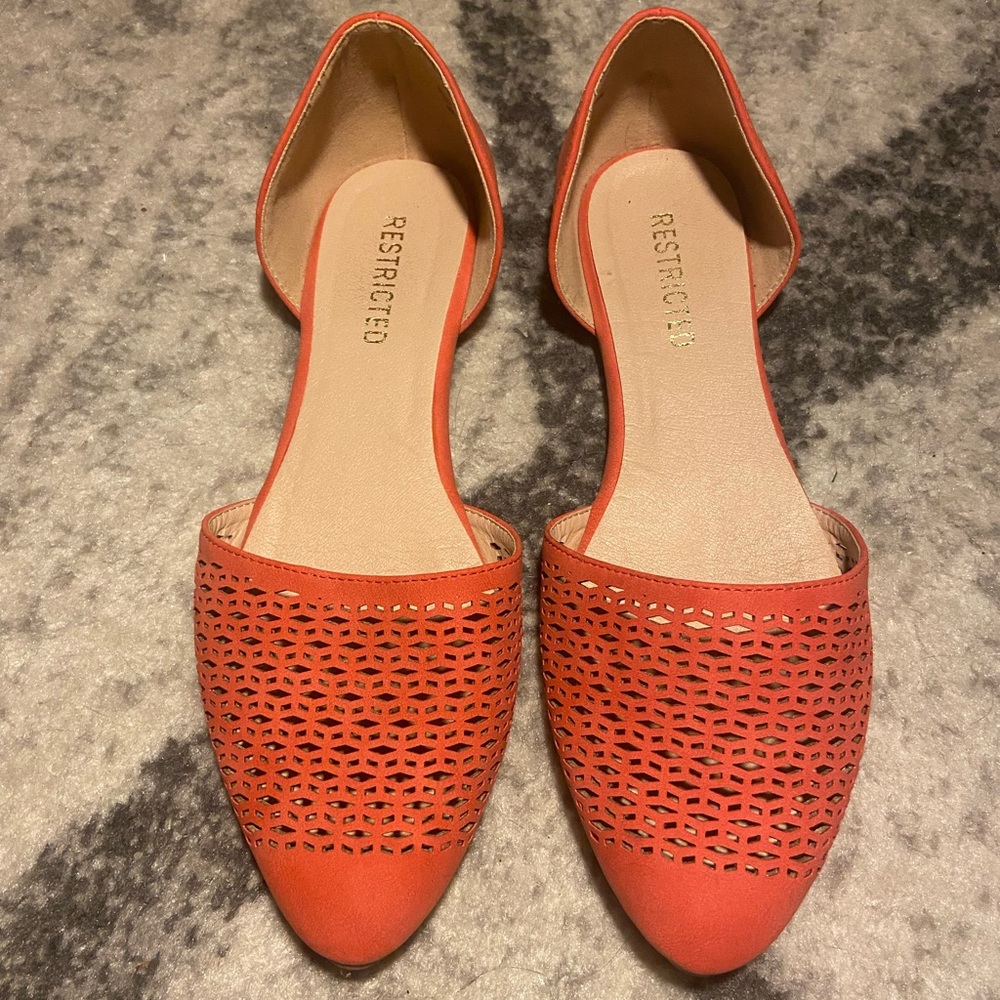 NWOT peach Restricted flats. Size 9.5.